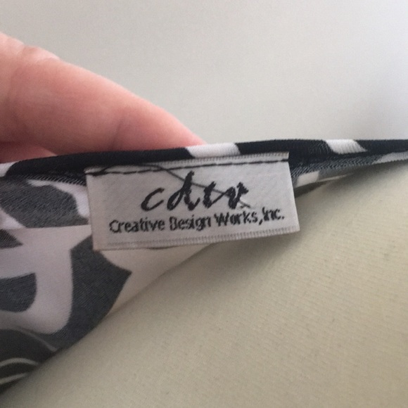 Flattering Top 😘 - Picture 5 of 6